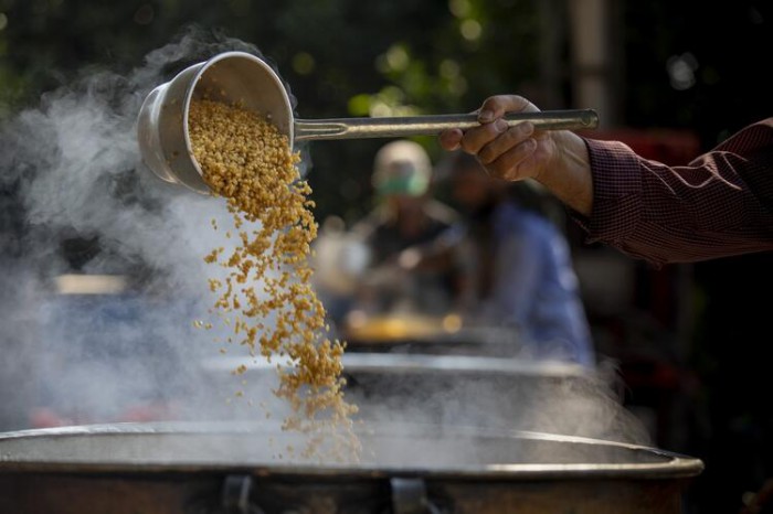 Atalık sarı buğday kazanlarda kaynadı, g&uuml;neşin kollarına bırakıldı