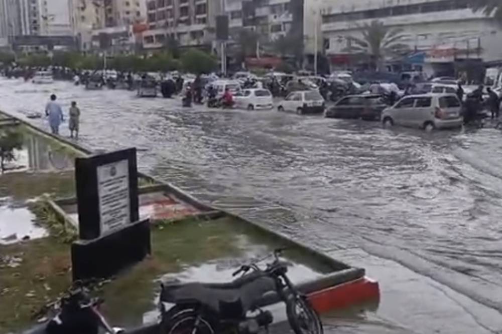 Pakistan'da sel: 25 &ouml;l&uuml;