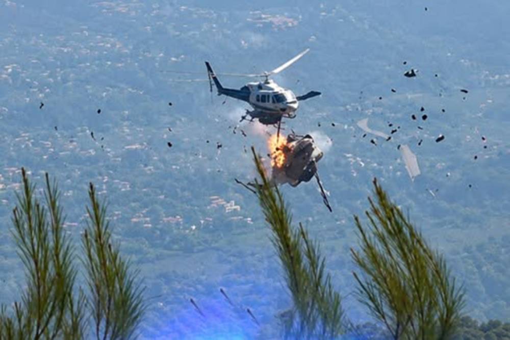 Yunanistan'da iki yangın s&ouml;nd&uuml;rme helikopteri havada &ccedil;arpıştı