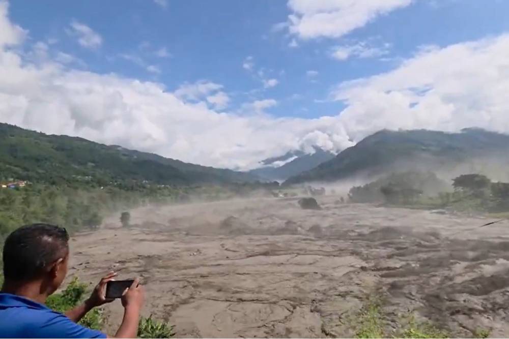 Nepal'deki sel felaketinde &ouml;l&uuml; sayısı 1200'&uuml; aştı