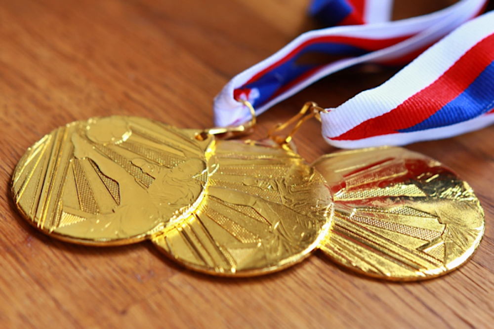 Atletizmde T&uuml;rkiye rekoru kıran bayrak takımı Akdeniz Oyunları&rsquo;nda şampiyon oldu