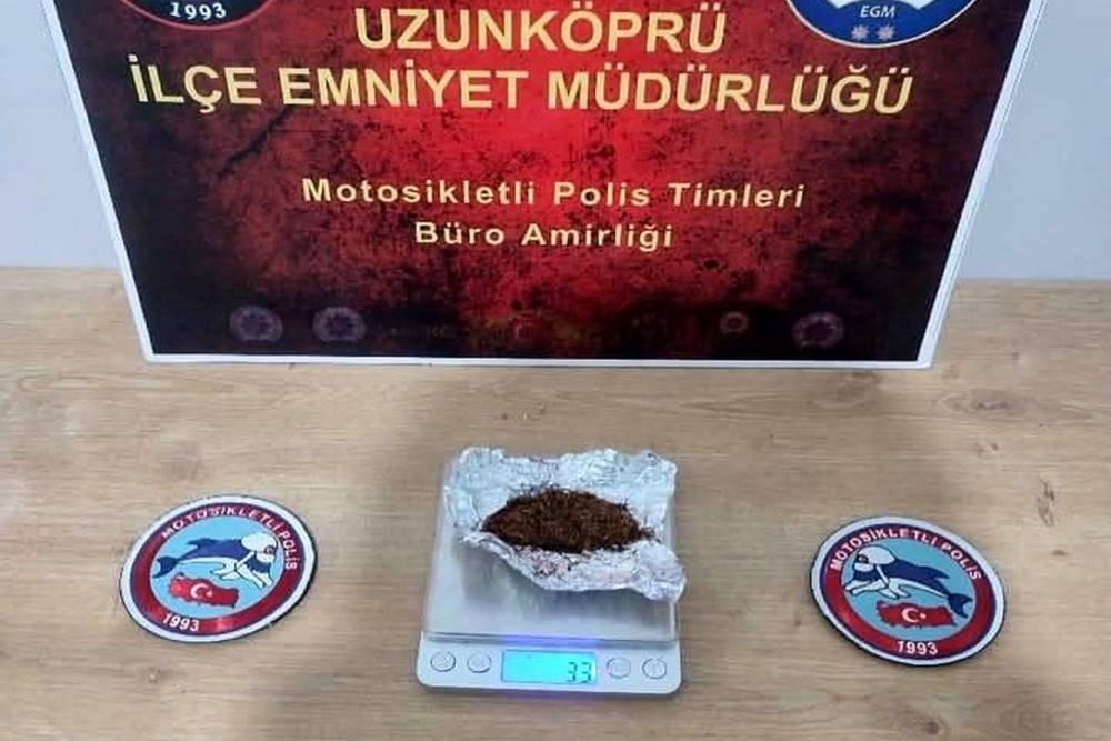 Okul &ouml;n&uuml;nde uyuşturucu operasyonu: 2 ş&uuml;pheli tutuklandı