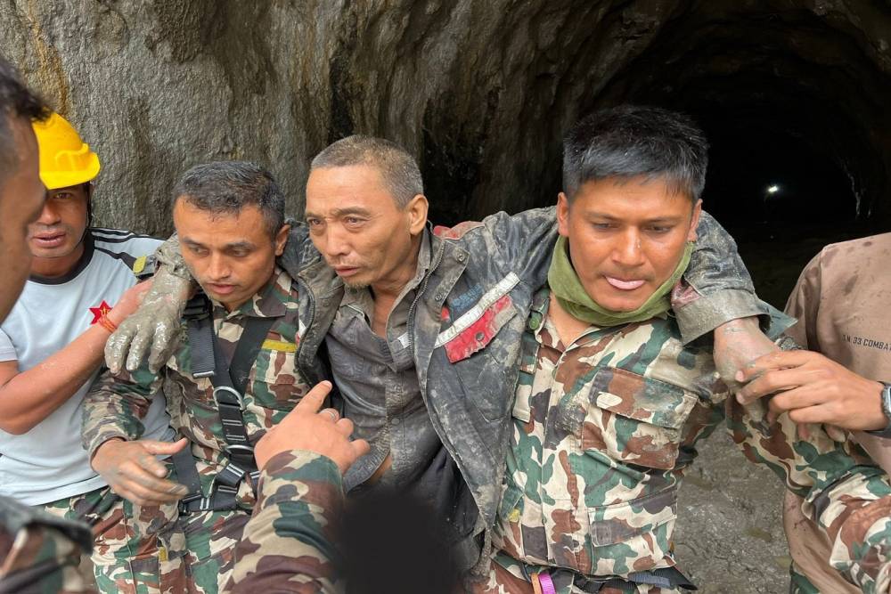 Nepal'deki felaketten 10 g&uuml;n sonra bir kişi daha canlı kurtarıldı