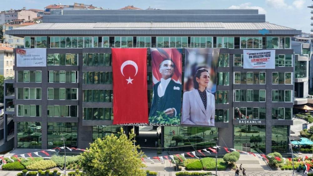 &Uuml;sk&uuml;dar Belediyesi&rsquo;nde Başkan Yardımcısı Amine Cansu &Ccedil;elik dahil 3 tutuklama 