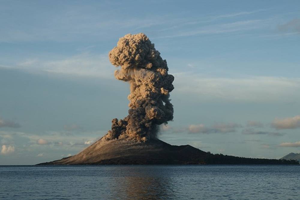 Endonezya'da yanardağ patlaması: U&ccedil;uşlar durdu, 301 sefer iptal edildi