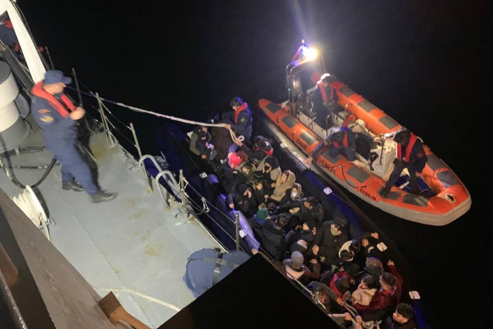 &Ccedil;anakkale'de 31 d&uuml;zensiz g&ouml;&ccedil;men ve 1 g&ouml;&ccedil;men ka&ccedil;ak&ccedil;ısı yakalandı