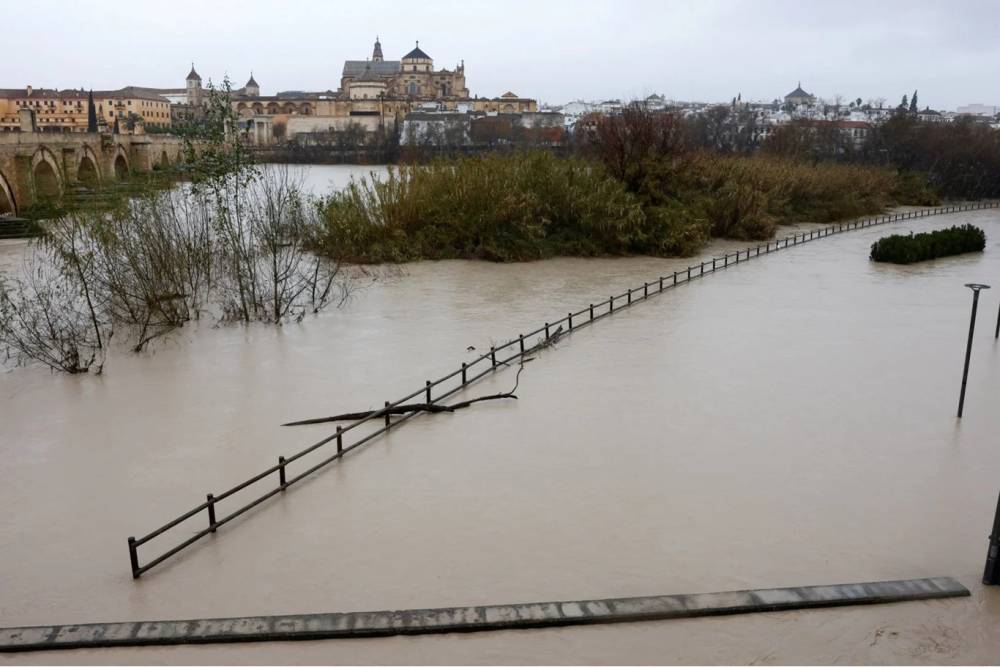 Aşırı hava koşulları Avrupa &uuml;lkelerinde can kayıplarına ve ağır hasara yol a&ccedil;tı