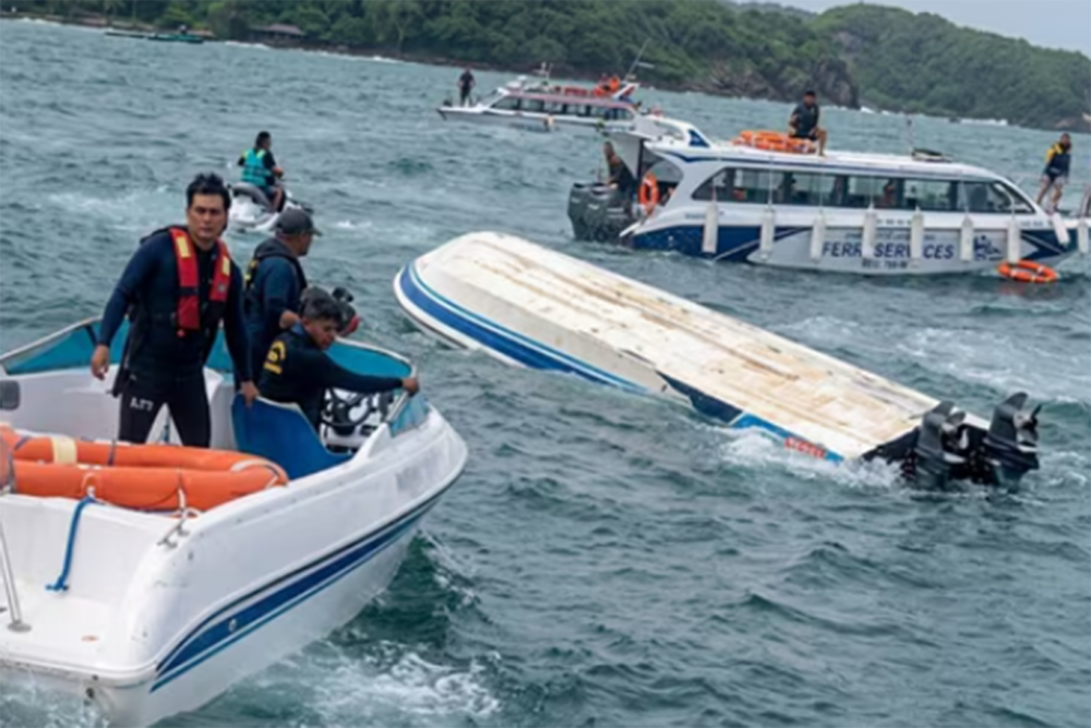 Vietnam'da s&uuml;rat teknesi alabora oldu: 15 &ouml;l&uuml;