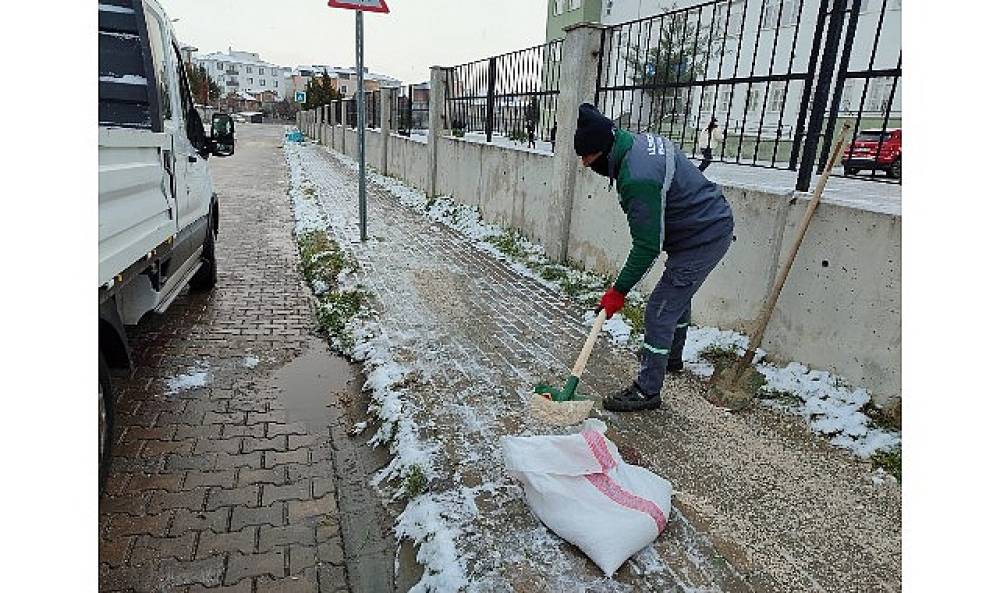L&uuml;leburgaz Belediyesi'nden kar mesaisif