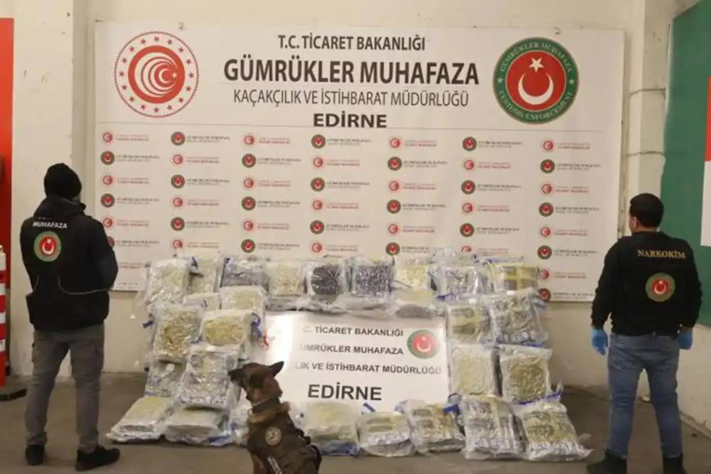 Kapıkule'de b&uuml;y&uuml;k operasyon: 886 kilo esrar ele ge&ccedil;irildi