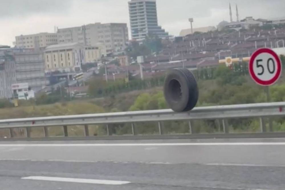 Kuzey Marmara Otoyolu'nda tırdan kopan lastik tehlike sa&ccedil;tı