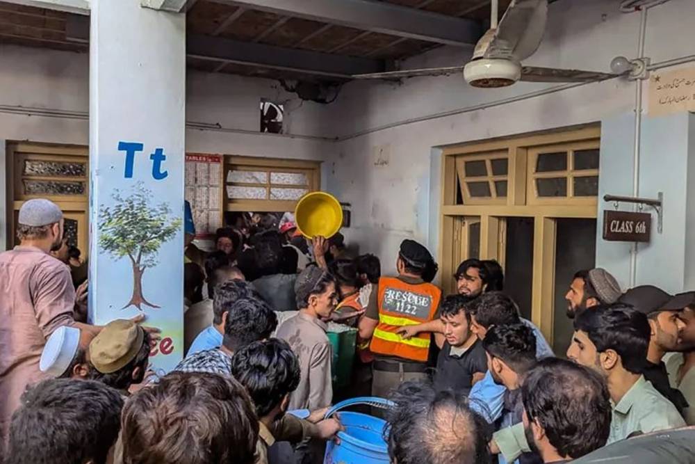 Pakistan'da bir okulun &ccedil;atısının &ccedil;&ouml;kmesi sonucu &ouml;l&uuml; sayısı 33'e y&uuml;kseldi