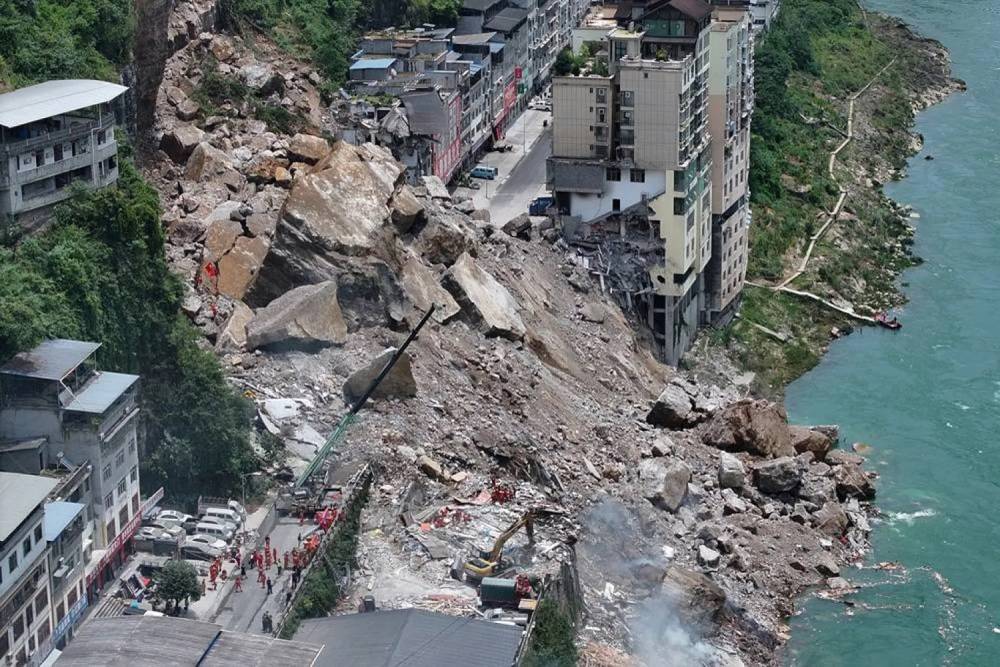 &Ccedil;in'de heyelan: 8 kişi hayatını kaybetti, kayıp 34 kişi aranıyor
