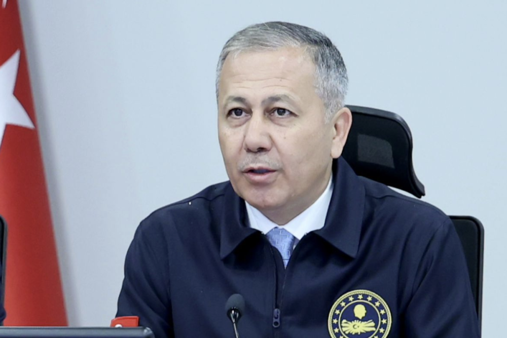 Bakan Yerlikaya: Edirne'de kırmızı ışıkta ge&ccedil;en s&uuml;r&uuml;c&uuml; yakalandı