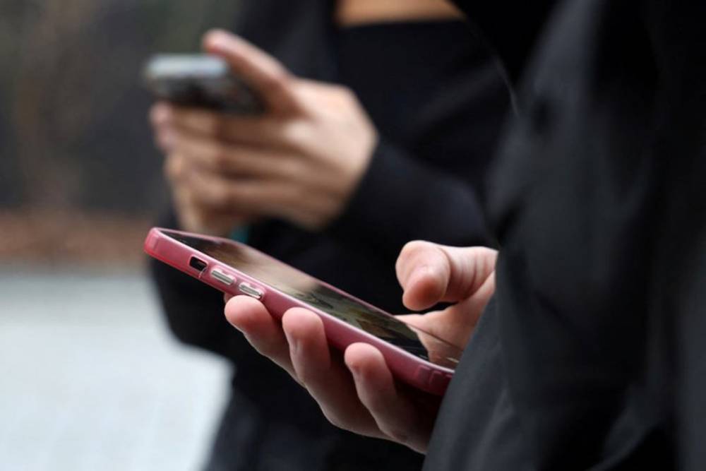 &Ccedil;ekya okullarda cep telefonu kullanımını yasaklamaya hazırlanıyor