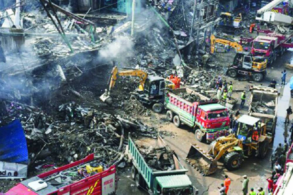 Pakistan'daki yangın felaketinde &ouml;l&uuml; sayısı 71'e y&uuml;kseldi