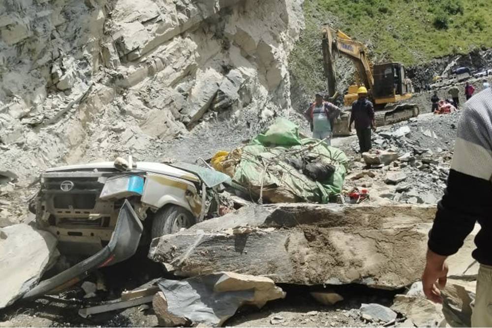 Hindistan'da kaya aracın &uuml;zerine d&uuml;şt&uuml;: 13 &ouml;l&uuml;