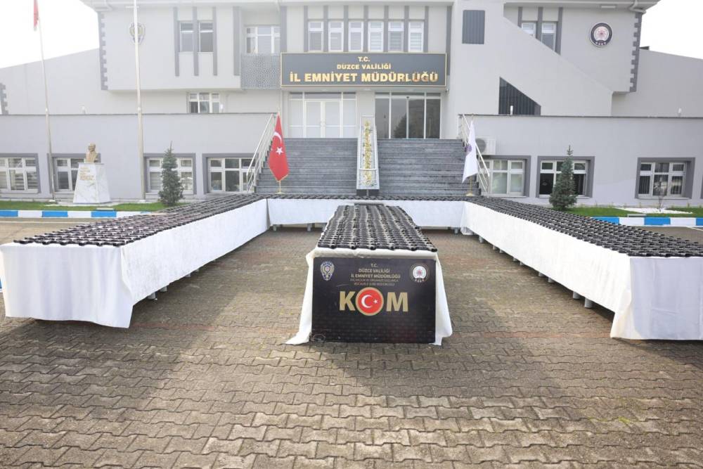 D&uuml;zce&rsquo;de durdurulan 2 ara&ccedil;tan 46 bin 655 tabanca par&ccedil;ası &ccedil;ıktı: 6 g&ouml;zaltı