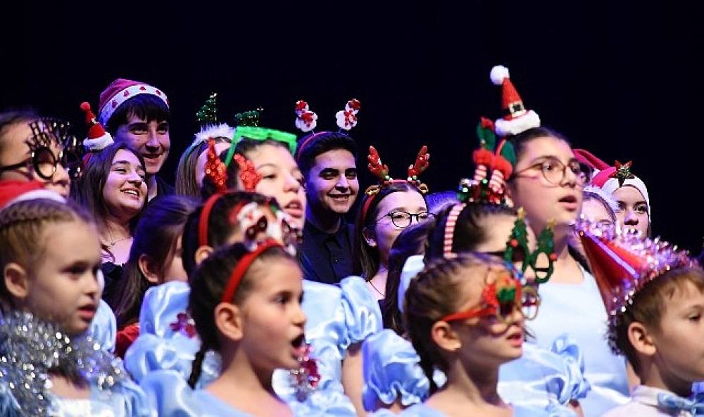 L&uuml;leburgaz Belediyesi korolarından yeni yıl konseri