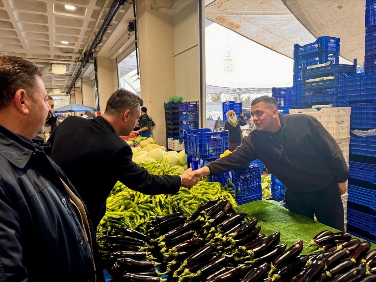 Başkan Sarıkurt ve CHP y&ouml;netimi pazar esnafına ziyaret etti