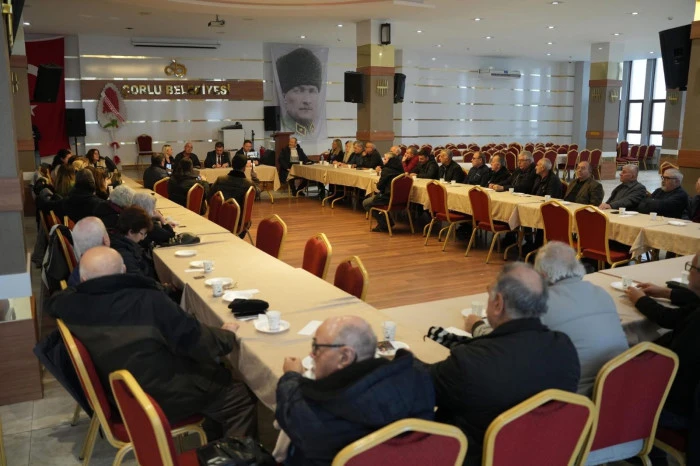 &Ccedil;orlu'da emeklilerle '&ccedil;ay simit buluşması'