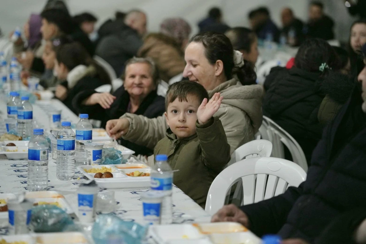 &Ccedil;orlu&rsquo;da ilk iftar Cumhuriyet Parkı&rsquo;nda yapıldı 