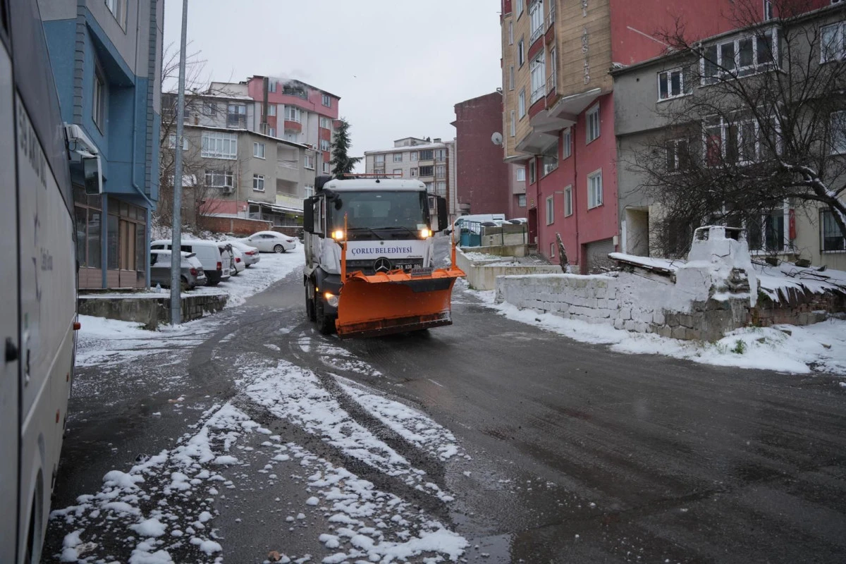 &Ccedil;orlu'da kar ve buzlanmaya karşı &ouml;nlem alındı