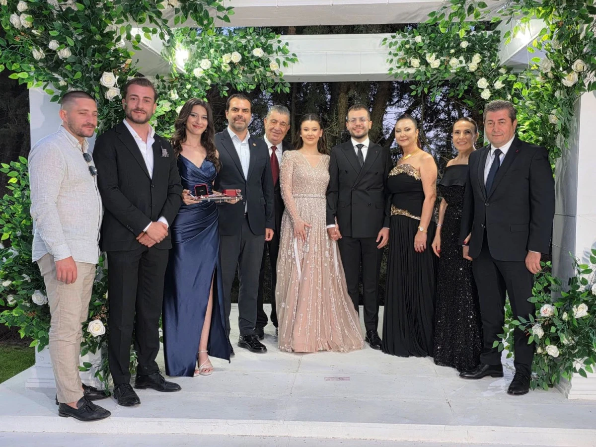 &Ouml;mer Şakar&rsquo;ın kızı Beste nişanlandı