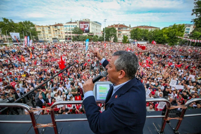 &Ouml;zg&uuml;r &Ouml;zel'den L&uuml;leburgaz'da coşkulu miting