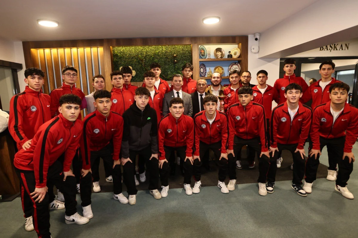 Şampiyon: Oktay Sinanoğlu Anadolu Lisesi