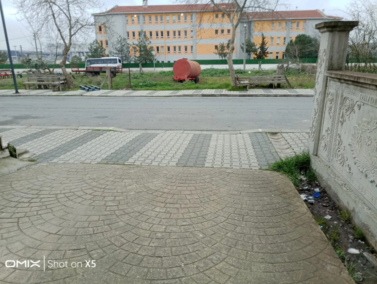 Velik&ouml;y Mahallesi sakinleri Başkan Akay'dan &ccedil;&ouml;z&uuml;m bekliyor